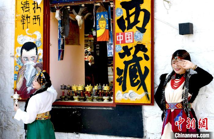 4月17日，游客身著藏式元素服裝在拉薩八廓街拍照留念?！±盍?攝