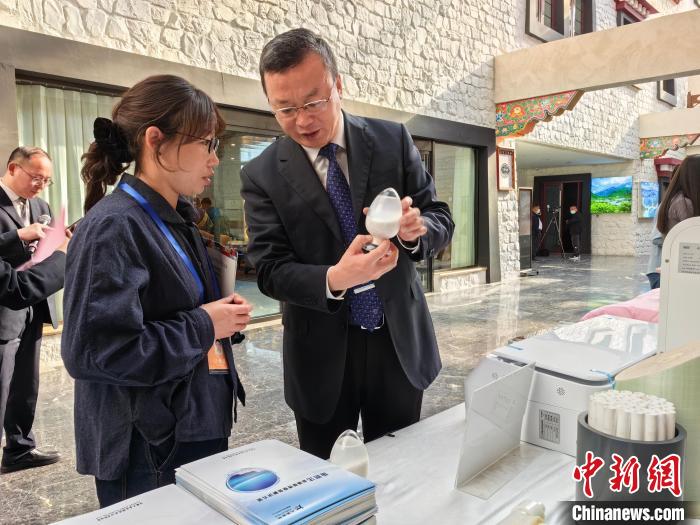 圖為簽約企業(yè)現(xiàn)場(chǎng)推介自己的產(chǎn)品?！≮w延 攝