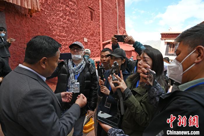 圖為中外媒體采訪布達拉宮管理處相關(guān)負責(zé)人?！≮w朗 攝