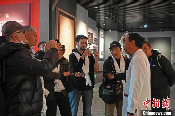 圖為中外媒體采訪西藏自治區(qū)藏醫(yī)院相關(guān)負責(zé)人。　趙朗 攝