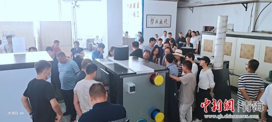 圖為行業(yè)內(nèi)人員進(jìn)行項(xiàng)目參觀。 活動(dòng)主辦方供圖