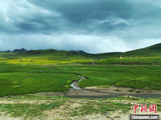 自2005年啟動三江源生態(tài)保護和建設(shè)工程以來，果洛州共治理黑土灘315.11萬畝，使果洛州生態(tài)環(huán)境15年來得到明顯好轉(zhuǎn)。　孫睿 攝