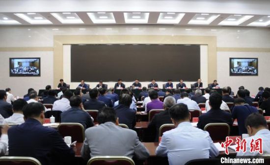 圖為青海省生態(tài)環(huán)境保護警示教育大會現(xiàn)場。　張?zhí)砀！z 　　