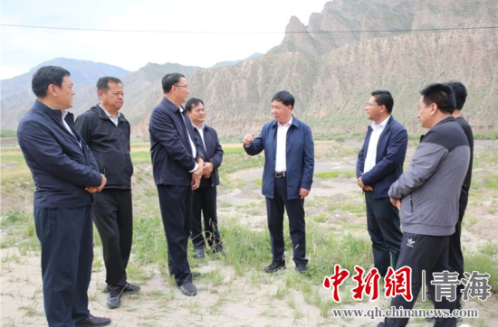 圖為黃南州有關(guān)領(lǐng)導(dǎo)現(xiàn)場踏勘、督導(dǎo)生態(tài)環(huán)保責(zé)任落實情況現(xiàn)場。黃宣攝