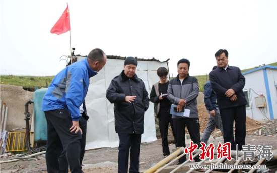 圖為黃南州有關(guān)領(lǐng)導(dǎo)現(xiàn)場(chǎng)踏勘、督導(dǎo)生態(tài)環(huán)保責(zé)任落實(shí)情況現(xiàn)場(chǎng)。黃宣攝