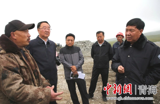 圖為黃南州有關(guān)領(lǐng)導(dǎo)現(xiàn)場(chǎng)踏勘、督導(dǎo)生態(tài)環(huán)保責(zé)任落實(shí)情況現(xiàn)場(chǎng)。黃宣攝