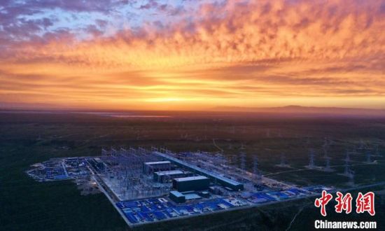 圖為朝霞下的青南換流站?！W青海檢修公司供圖 　　