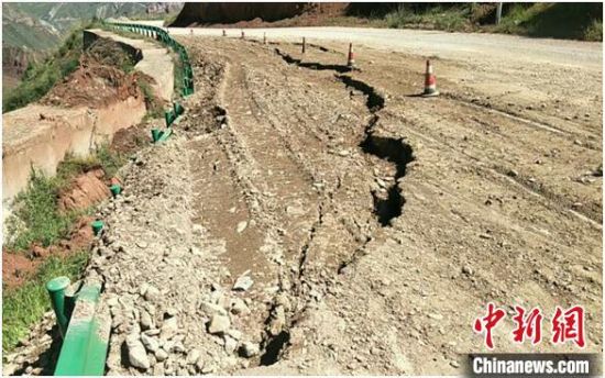 圖為發(fā)生路基下沉滑移險(xiǎn)情的路段。果洛公路總段供圖