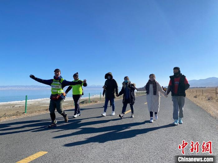 圖為徒步現(xiàn)場(chǎng)?！±罱瓕?攝