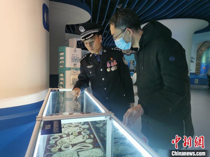 圖為森林警察為游客講解查獲這些象牙制品過程中發(fā)生的真實故事。　文思睿 攝