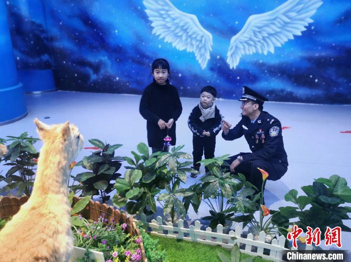 圖為森林警察為小朋友科普野生動物保護(hù)知識。　文思睿 攝