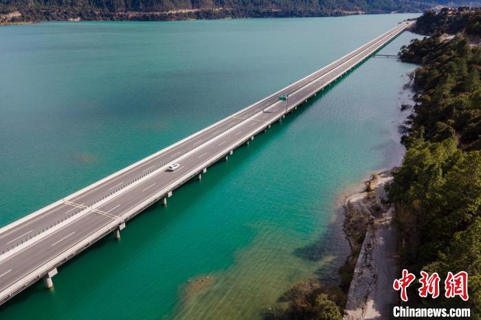 資料圖為西藏拉薩至林芝高等級(jí)公路多布湖風(fēng)光。　江飛波 攝