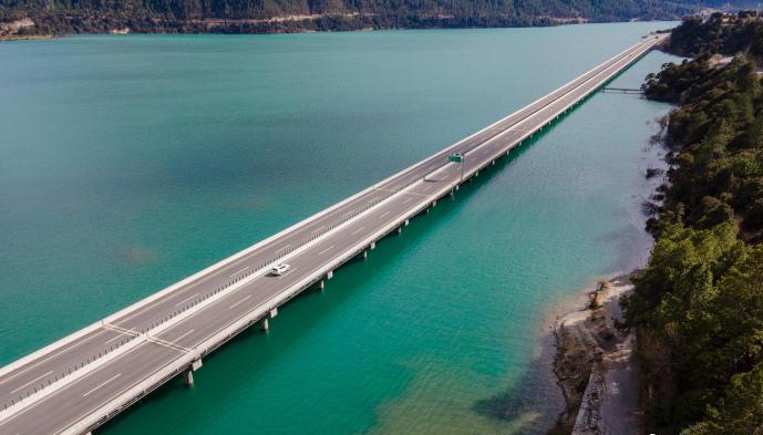 資料圖為西藏拉薩至林芝高等級公路多布湖風(fēng)光。　江飛波 攝