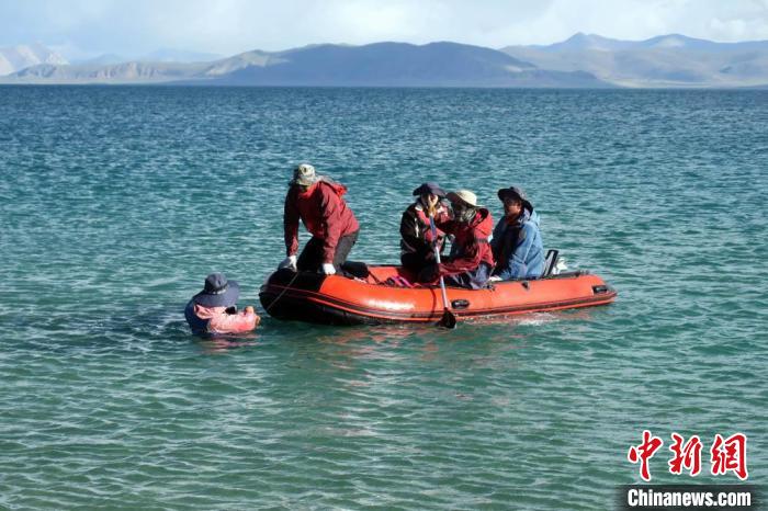 科考隊(duì)員乘充氣快艇考察扎日南木錯(cuò)歸來。　<a target='_blank' ><p  align=