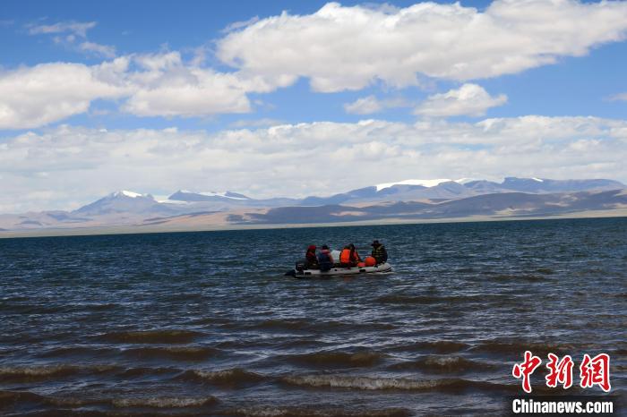 科考隊(duì)員向湖心進(jìn)發(fā)，風(fēng)浪越來越大?！?lt;a target='_blank' ><p  align=