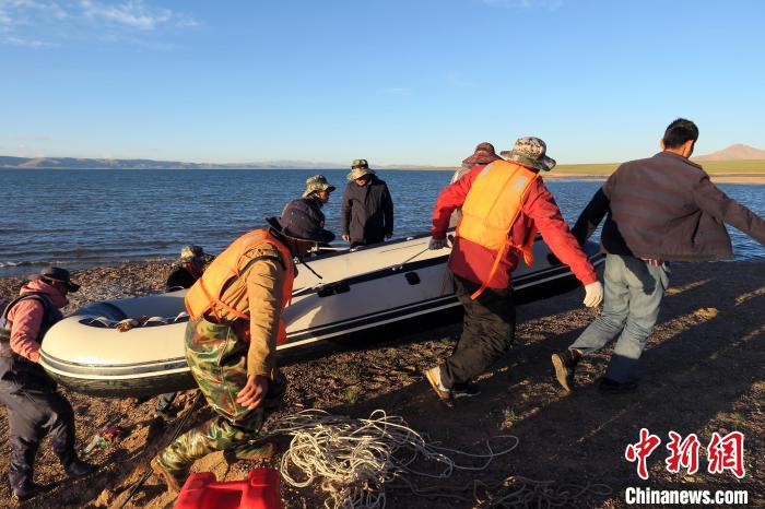 完成達(dá)則錯(cuò)科考任務(wù)，科考隊(duì)員抬充氣快艇上岸?！?lt;a target='_blank' ><p  align=