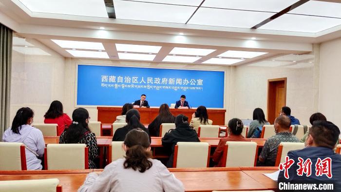圖為西藏阿里地區(qū)在拉薩召開(kāi)新聞發(fā)布會(huì)，發(fā)布西藏和平解放70年來(lái)阿里地區(qū)經(jīng)濟(jì)社會(huì)發(fā)展成就。　貢桑拉姆 攝