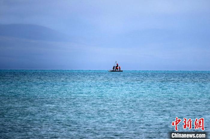 從岸邊營地以長焦鏡頭遠眺，科考隊員在巴木錯作業(yè)。　<a target='_blank' ><p  align=