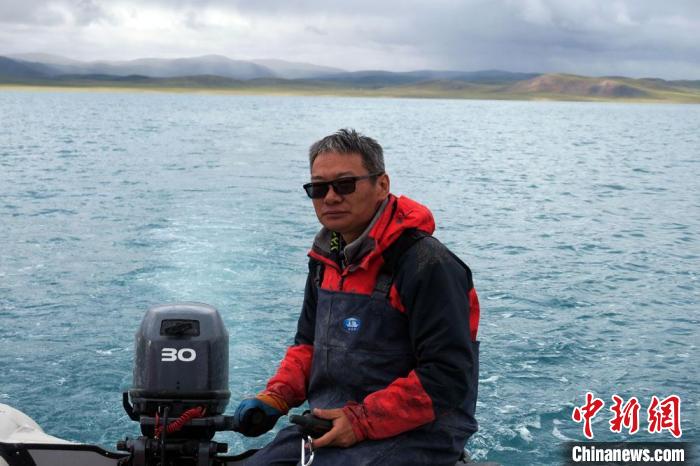本次科考領(lǐng)隊(duì)、中科院青藏高原所侯居峙研究員駕駛充氣快艇?！?lt;a target='_blank' ><p  align=