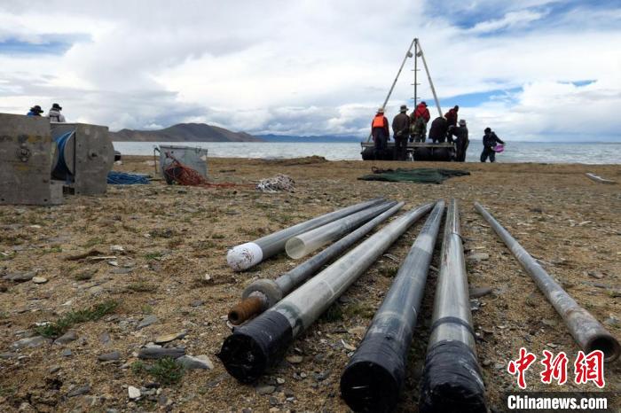 科考隊(duì)員從巴木錯(cuò)采集的科研樣品?！?lt;a target='_blank' ><p  align=