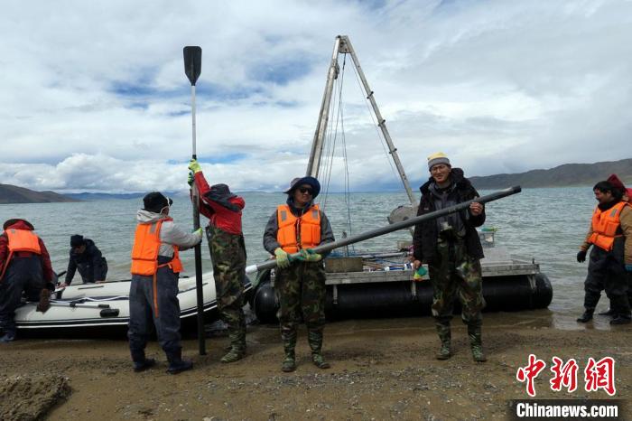 科考隊(duì)員從巴木錯(cuò)采樣歸來(lái)。　<a target='_blank' ><p  align=