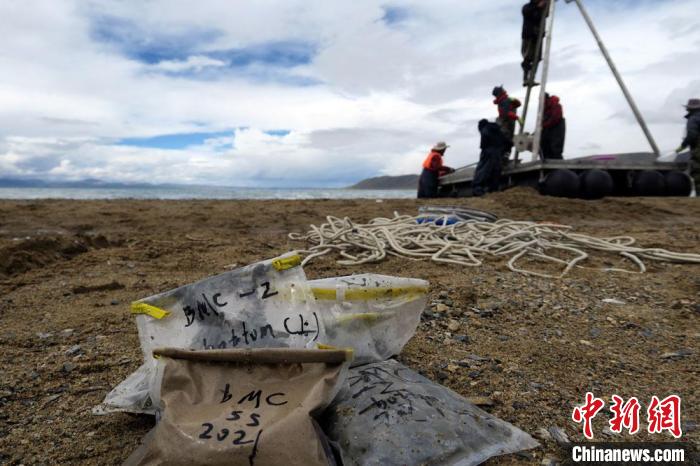 科考隊(duì)員從巴木錯(cuò)采集的科研樣品?！?lt;a target='_blank' ><p  align=