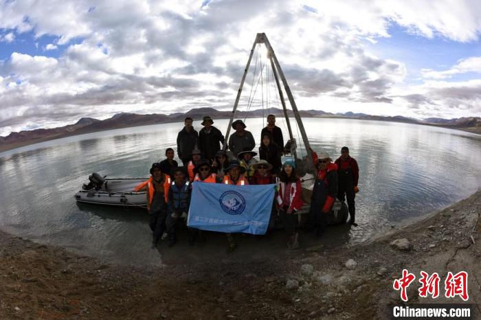 科考隊(duì)員在結(jié)則茶卡湖岸邊合影?！?lt;a target='_blank' ><p  align=