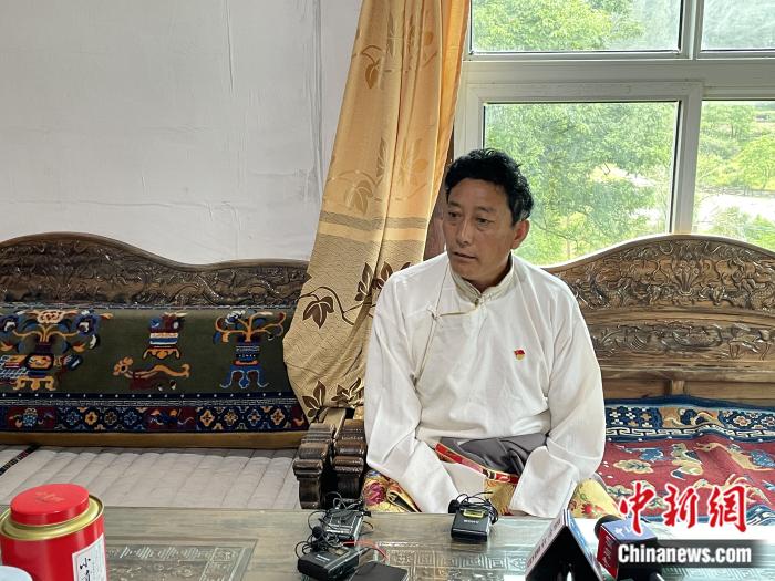 巴卡村黨支部書記、村委會(huì)主任尼瑪次仁。周璟 攝