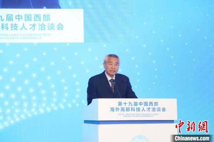 全國政協(xié)副主席、九三學(xué)社中央常務(wù)副主席邵鴻出席論壇并致辭。　四川省委統(tǒng)戰(zhàn)部供圖