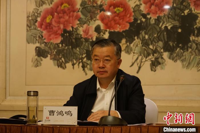 圖為全國(guó)人大常委會(huì)委員、全國(guó)人大華僑委員會(huì)副主任委員、致公黨中央副主席曹鴻鳴講話?！∨擞隄?攝