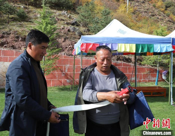 圖為護(hù)林員操作體驗滅火裝備?！〔际猩窒乐ш?供圖