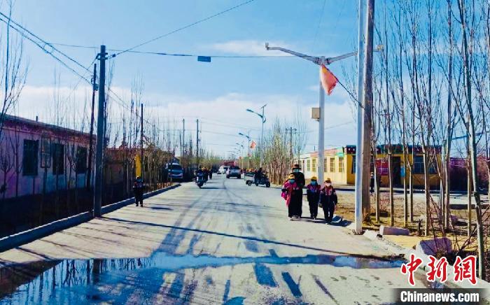 圖為黃河源昆侖社區(qū)馬路的一角。　格爾木市委宣傳部 供圖