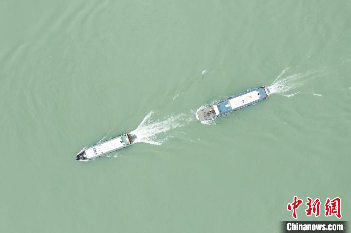 聯(lián)合巡江守護活動現(xiàn)場?！〗部h融媒體中心 攝