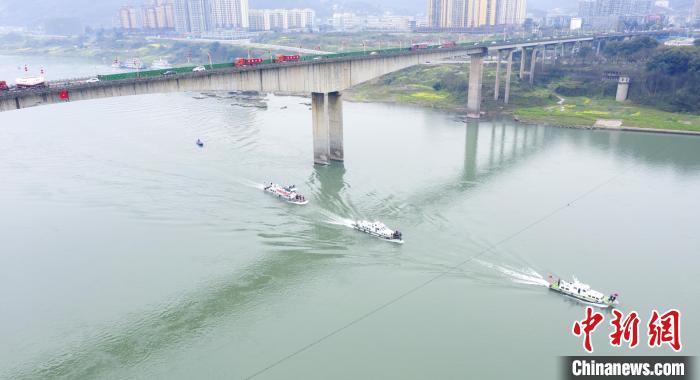 聯(lián)合巡江守護活動現(xiàn)場?！〗部h融媒體中心 攝