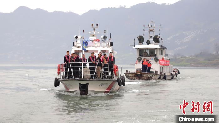 聯(lián)合巡江守護活動現(xiàn)場?！〗部h融媒體中心 攝