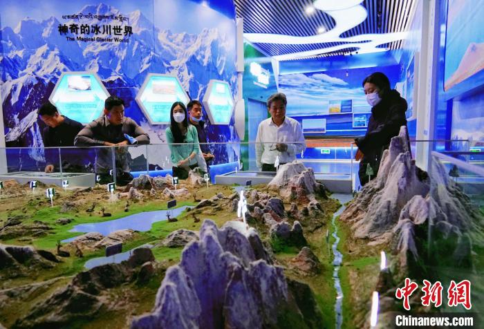 圖為中外嘉賓在玉樹州博物館內(nèi)參觀?！●R銘言 攝