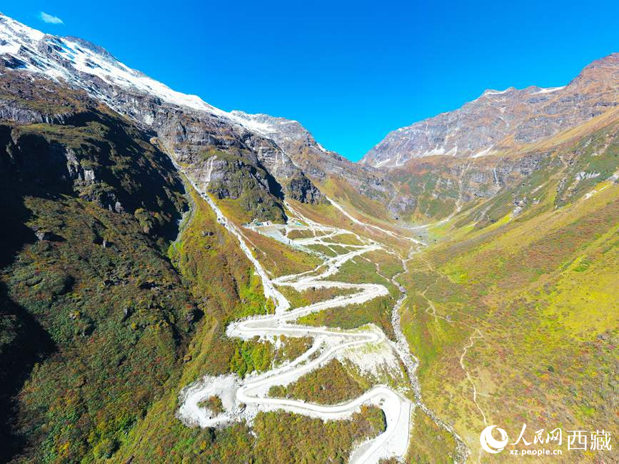 圖為西藏林芝市墨脫縣境內(nèi)，植被隨山體升高而變化。
