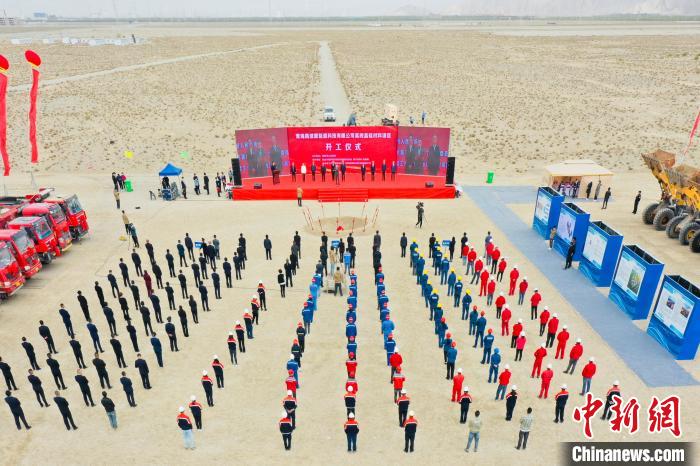 圖為無(wú)人機(jī)航拍開(kāi)工現(xiàn)場(chǎng)。　索南江措 攝