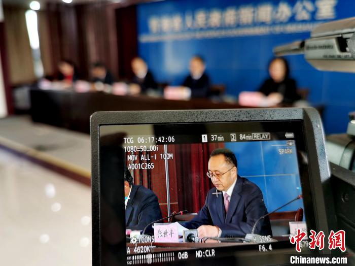 圖為青海省水利廳廳長張世豐參加新聞發(fā)布會?！?zhí)砀?攝