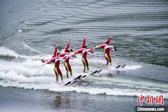 捕魚節(jié)上的水上表演。　主辦方供圖