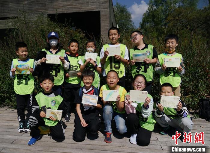 圖為小朋友展示學習成果?！●R銘言 攝