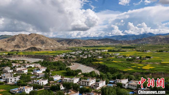 圖為依地形而建的西藏拉薩市尼木縣村居?！≈x牧 攝