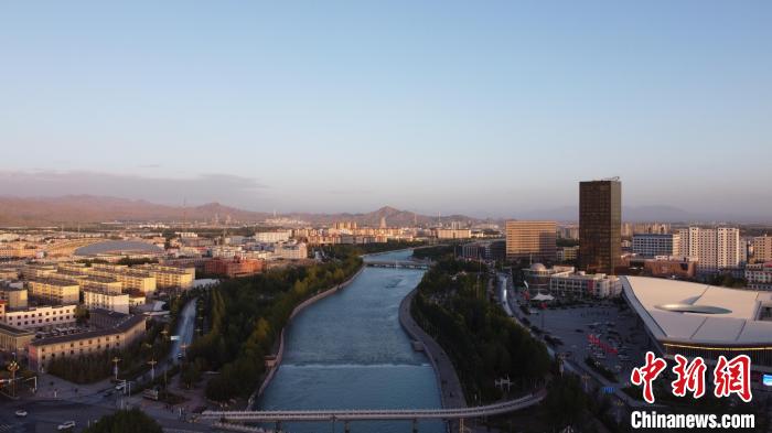 圖為無人機航拍德令哈巴音河?！『钨婚?攝