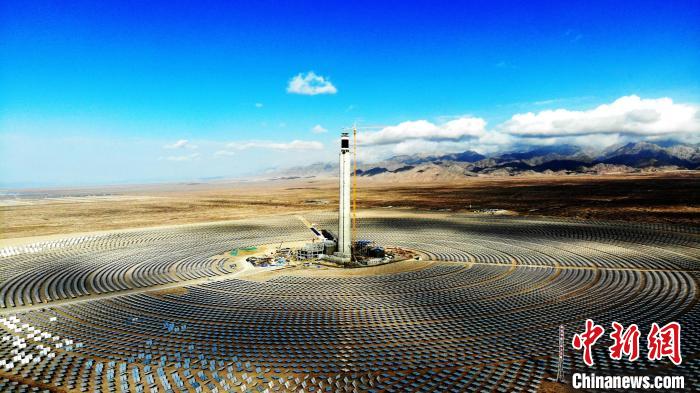 圖為德令哈光伏產(chǎn)業(yè)園?！O睿 攝