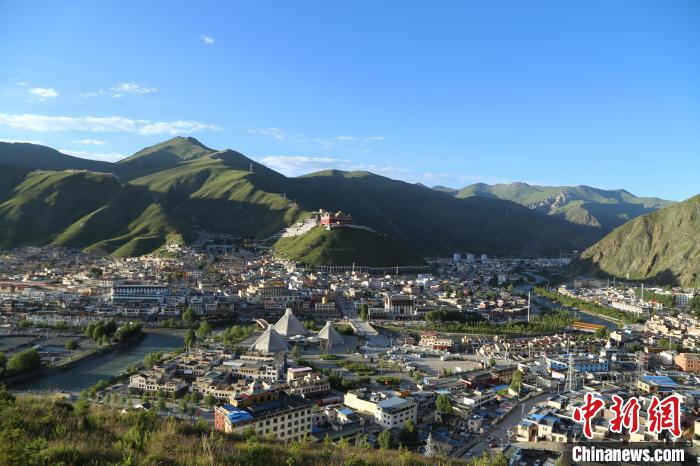 圖為航拍玉樹市?！∮駱涫形麄鞑抗﹫D