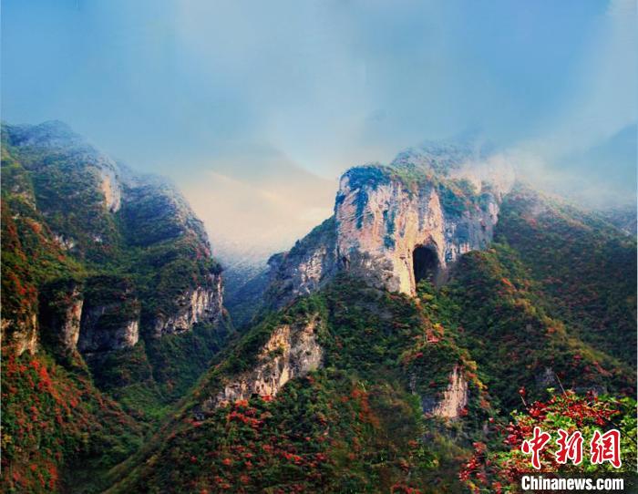 萬源魚泉地標(biāo)?！≈炱桨?攝