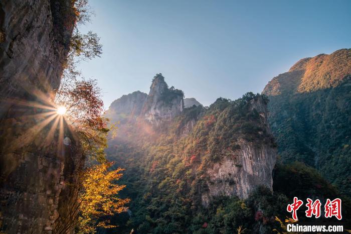 朝霞?！∏貪h忠 攝