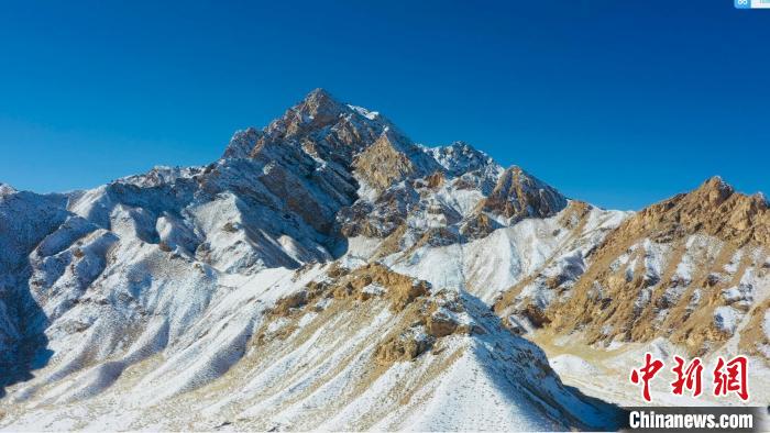圖為山川被白雪覆蓋，與藍(lán)天相互呼映?！《继m縣融媒體中心供圖