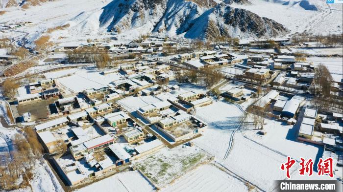 圖為鄉(xiāng)村被白雪覆蓋。　都蘭縣融媒體中心供圖