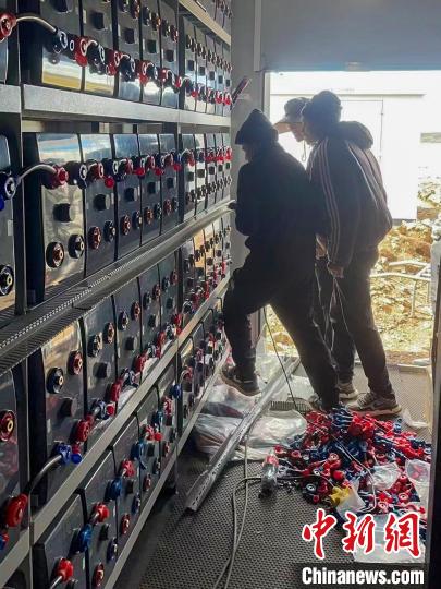 圖為微電網系統(tǒng)安裝調試現(xiàn)場。　孫寶鶴 攝